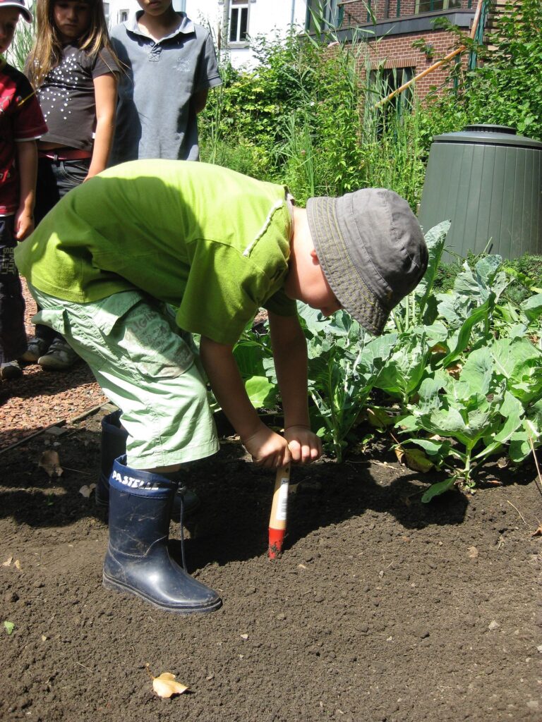 Gartenarbeit im Februar Kinder einbeziehen