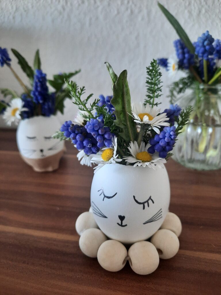 Osterbasteln mit Kindern - Eier Blumenvase