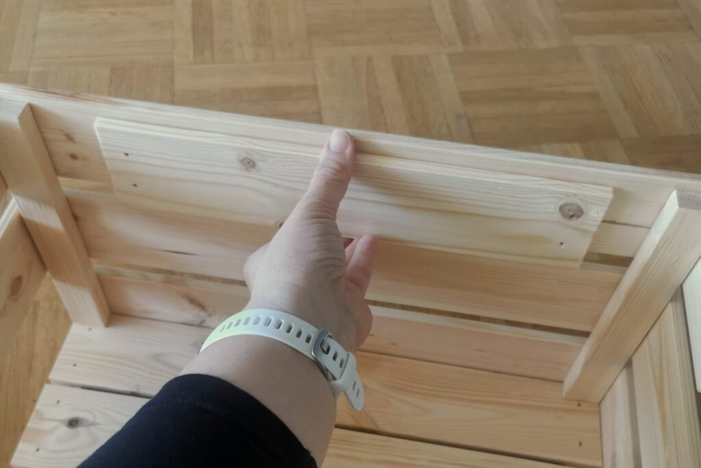 Matschküche selber bauen - Brett verschrauben Auflagefläche