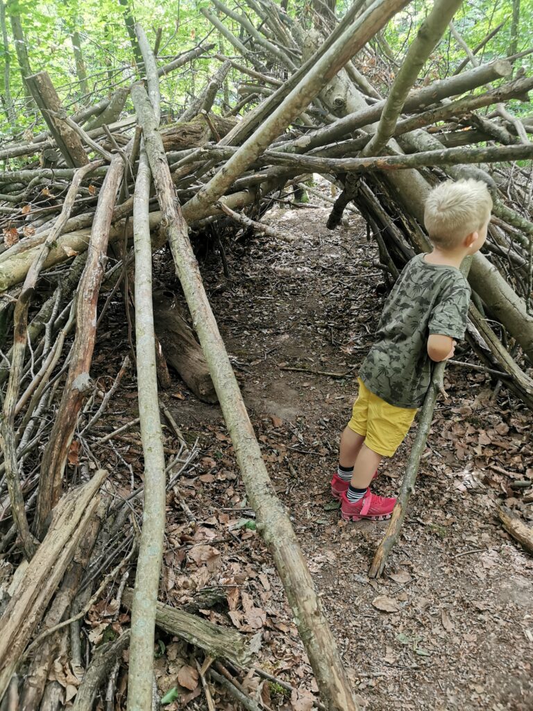 Natur erleben, Kreativität beim Buden bauen