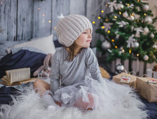 Zweifel am Wichtel: Kind mit Geschenken unterm Weihnachtsbaum