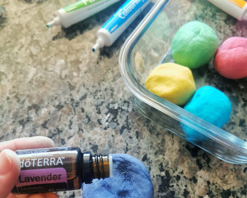 Bunte Duftknete selber machen Lavendel