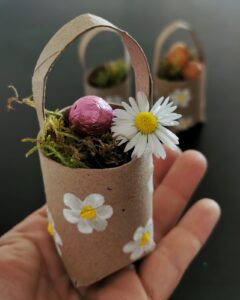 Einfache Osterdeko basteln - Mini-Osterkörbchen