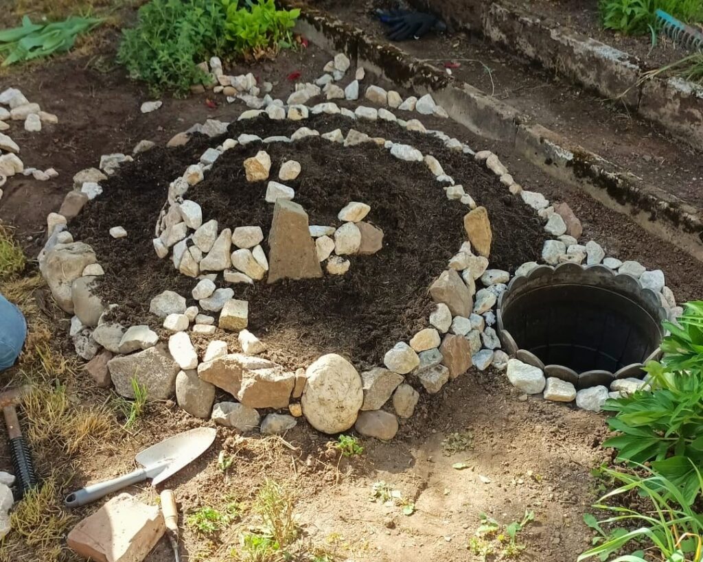 Kräuterspirale bauen - aufbau