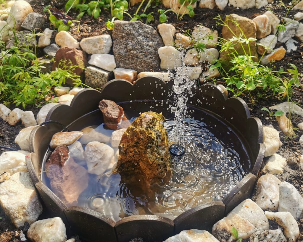 Mini-Brunnen an der Kräuterschnecke
