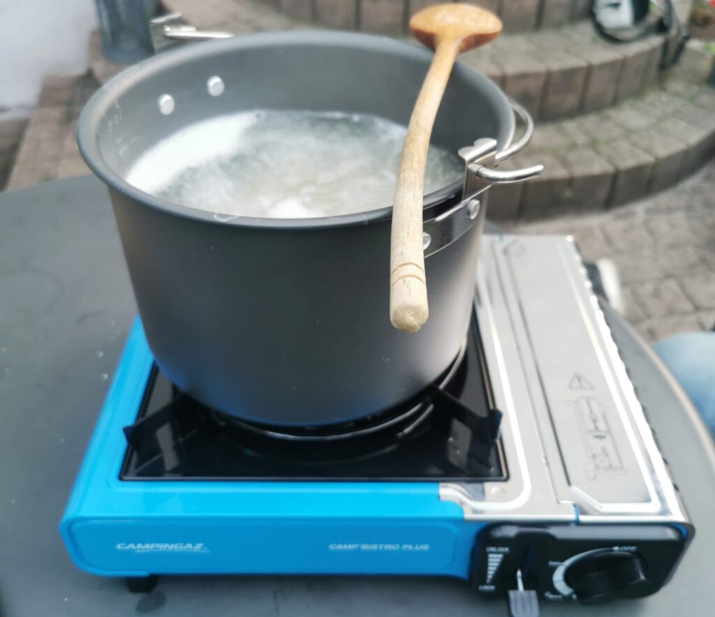 Zelten mit Kindern im Garten - Gaskocher