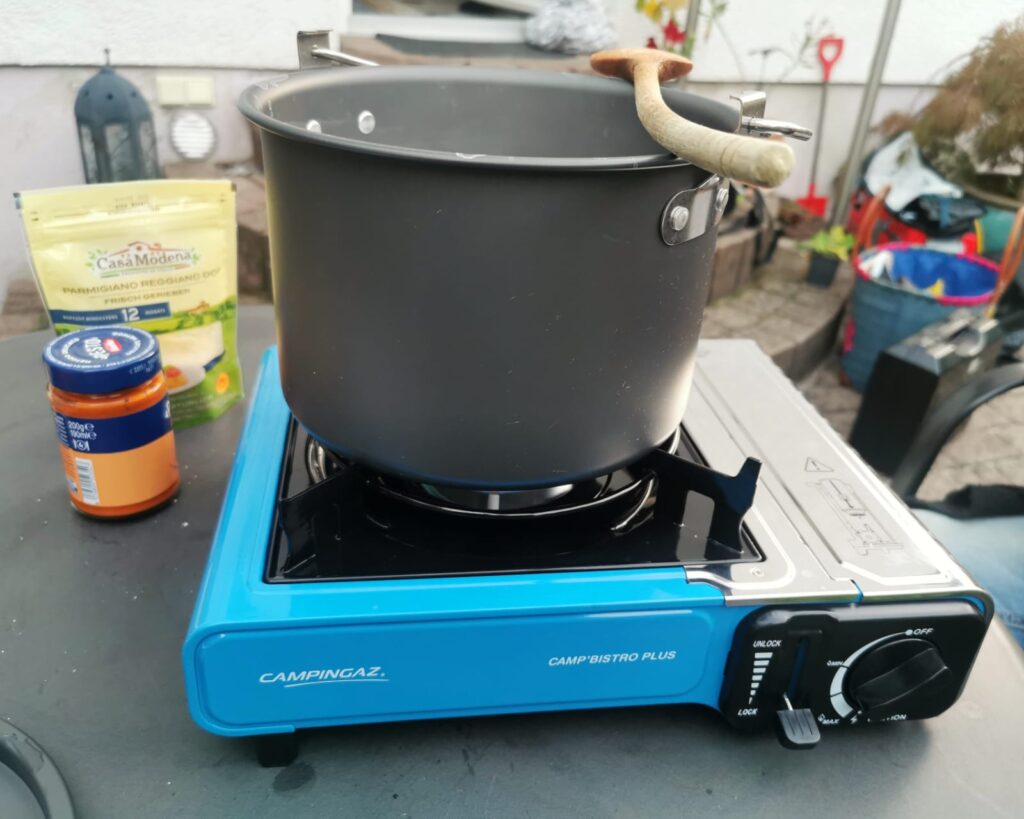 Zelten mit Kindern im Garten - kochen