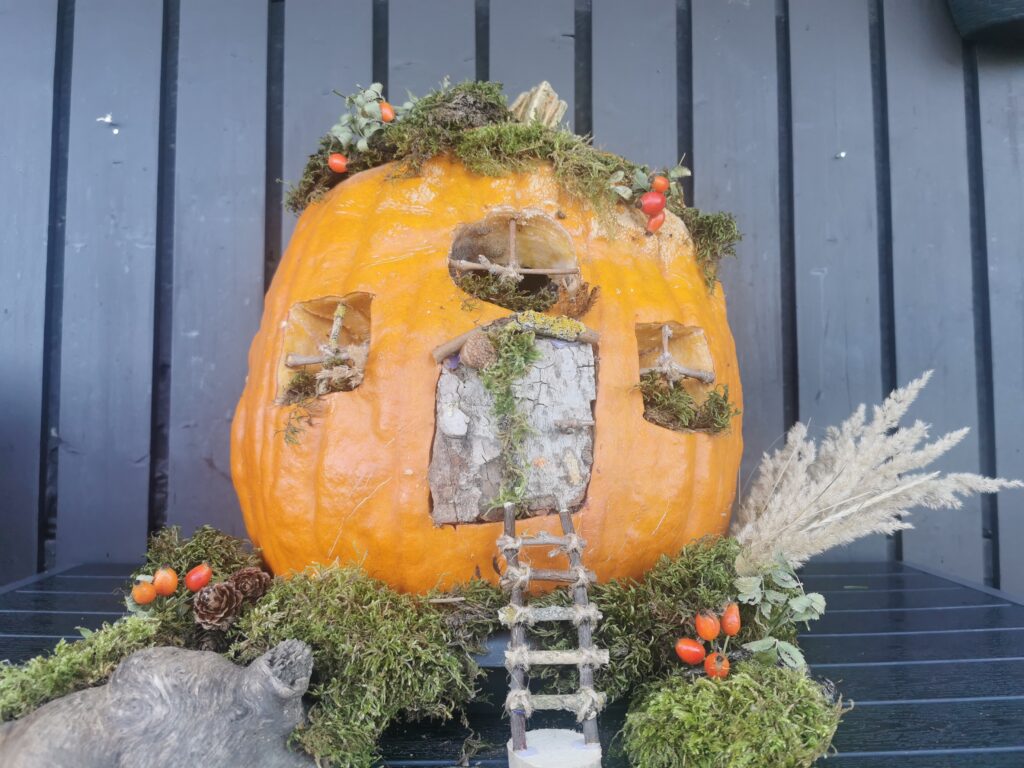 Nachhaltige Halloween Idee Kürbishaus
