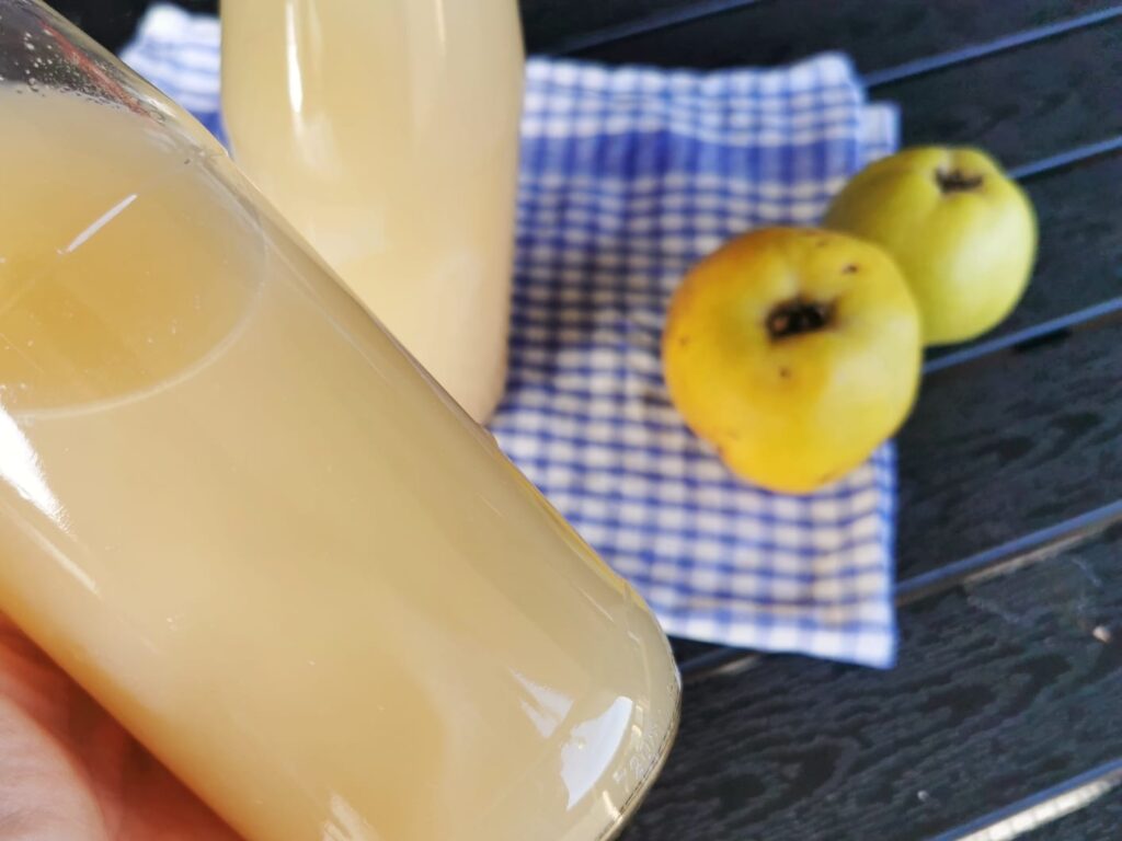 Quittenessig abgefüllt