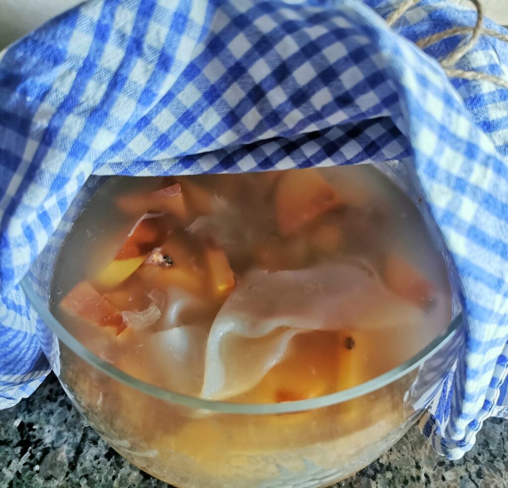 Quittenessig mit Essigmutter