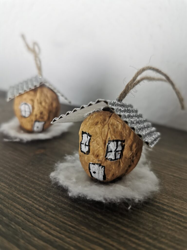 Christbaumschmuck Walnusshäuschen