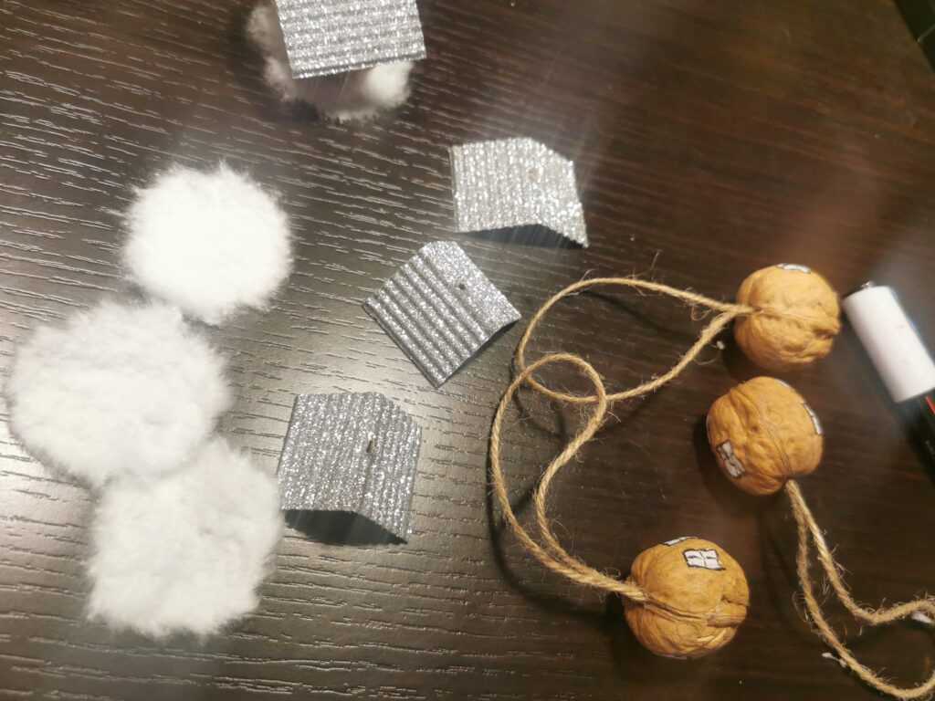 Christbaumschmuck Walnusshaus basteln