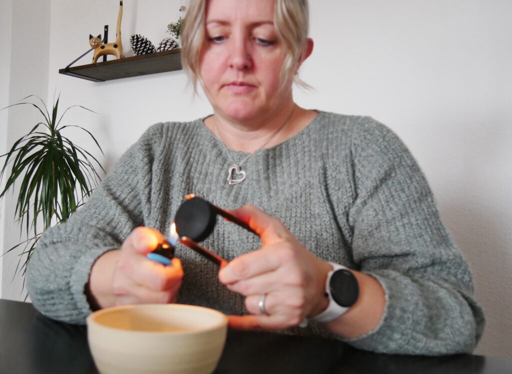 Räucherkohle anzünden